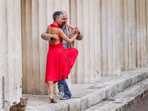 Dolphin Dance: Una melodía que se desliza entre el swing vibrante y la improvisación lírica